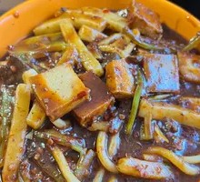 Sauce-Flavored Beef and Pickled Vegetable Fried Rice Noodles