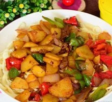 土豆烧牛肉盖浇面