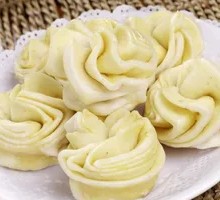 Flower-shaped steamed bun