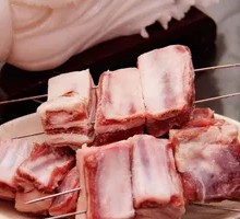 Charcoal-grilled lamb skewers