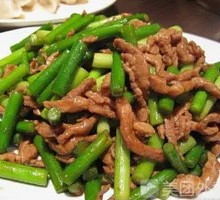 Stir-fried garlic shoots with pork