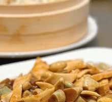 Braised Pig Intestine with Laba Garlic