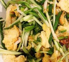 Stir-fried Pork with Garlic Greens