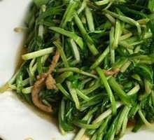 Stir-fried Pork with Garlic Greens