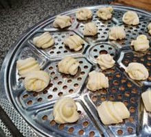Flower-shaped steamed bun