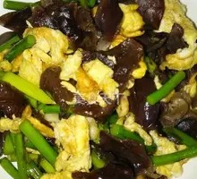 Garlic Shoot and Wood Ear Mushroom Stir-Fry with Egg
