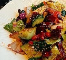 Hand-Torn Flavorful Mixed Salad