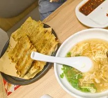 Meat and Three Fresh Ingredients Pan-Fried Dumplings