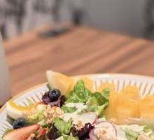 哈密瓜莓果鲜蔬沙拉