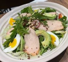 鸡胸肉牛油果溏心蛋沙拉