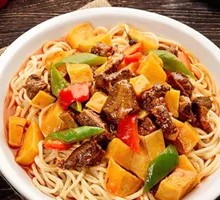 土豆烧牛肉盖浇面