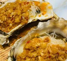 Garlic Steamed Oysters with Rice Noodles