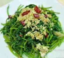Stir-Fried Garlic Chrysanthemum Greens
