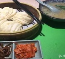 Sour Cabbage Soup with Flower Buns