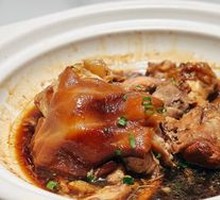 Braised Pork Shank in Clay Pot