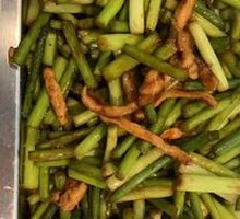 Garlic Shoots with Shredded Pork