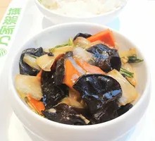Black Fungus and Cabbage Stir-fry