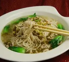 Pickled mustard greens with pork stir-fry noodle soup
