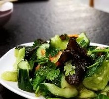 Hand-Torn Mixed Salad
