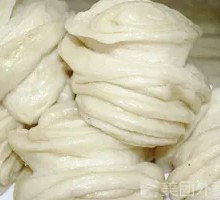 Flower-shaped steamed bun