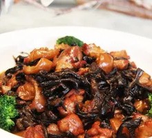 Braised Pork Knuckle with Chanterelle Mushrooms