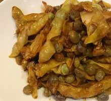 Braised Pork with Golden Hooks