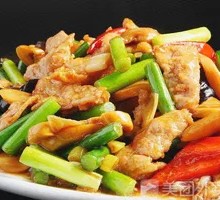 Stir-fried garlic shoots with pork over rice