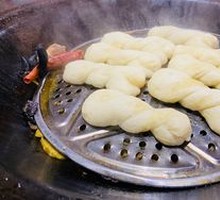 Flower-shaped steamed bun