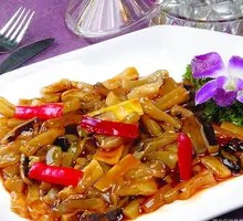 Scallion and Black Mushroom Stewed Pig Trotter Tendons