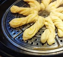 Flower-shaped steamed bun