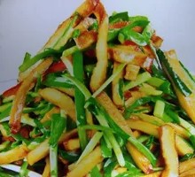 Stuffed King Oyster Mushroom Stir-fried with Leeks