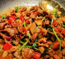 Stir-fried Yellow Beef with Huang Gong椒