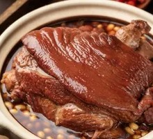 Braised Pork Shank in Clay Pot