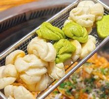 Flower-shaped steamed bun
