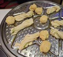 Flower-shaped steamed bun
