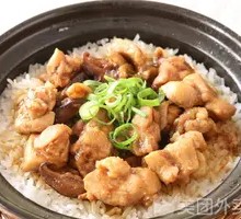 Braised Chicken with Mushrooms in Clay Pot Rice
