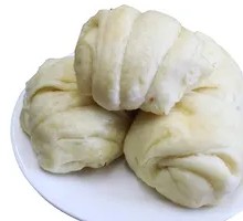 Flower-shaped steamed bun