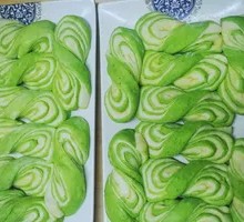 Flower-shaped steamed bun
