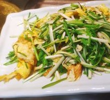 Stir-fried Eggs with Garlic Greens