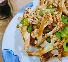 Stir-Fried Cauliflower with Large Chili