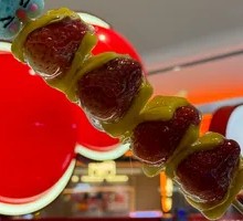 Internet Famous Pineapple Fruit with Strawberry Sugar-coated Hug