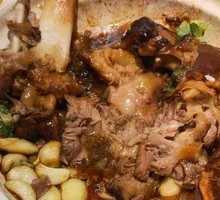 Braised Pork Knuckle in Clay Pot
