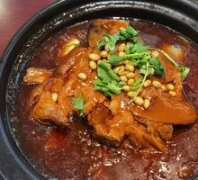 Braised Pork Shank in Clay Pot