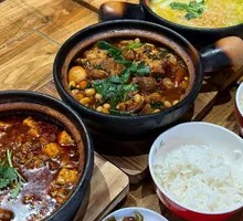 Braised Pork Knuckle in Clay Pot