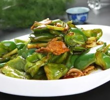 Stir-fried Pork with Large Chili and Celery