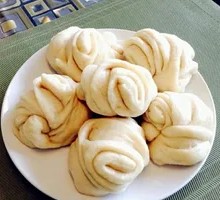Flower-shaped steamed bun