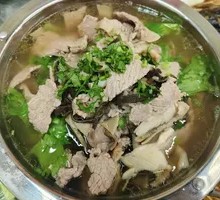 Unlimited Sliced Beef Soup with One Leg Propped Up