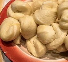 Flower-shaped steamed bun