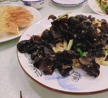 Black Mushroom and Scallion Stir-Fried Eggs