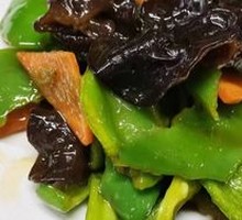 Green Pepper and Wood Ear Mushroom